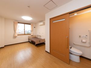 明るい居室の一角