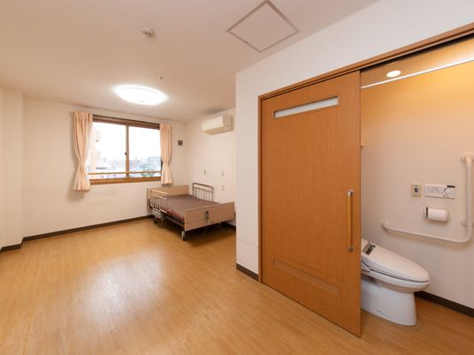 明るい居室の一角
