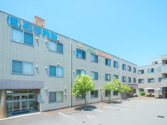明るい外観の建物  
