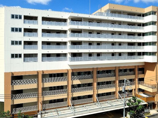 介護施設の外観 外観   白とベージュを基調にした大きな建物で、各階にバルコニーが並んでいます。明るい外観から、働く環境の雰囲気が伝わります。