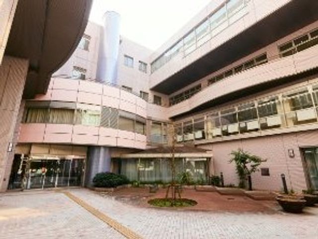 中庭のある建物外観 中庭   建物に囲まれた中庭があり、開放感のある外回りです。植栽も見えて、落ち着いた雰囲気があります。