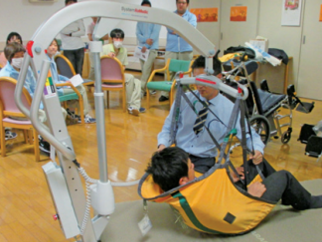 機能訓練の様子 専用の器具を用いて訓練されている方々の姿が確認でき、スタッフの支援もしっかり行われています。安心してスキルを磨ける環境が整っております。