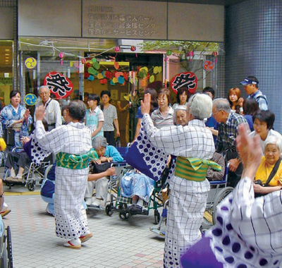 盆踊りを楽しむ人々の様子