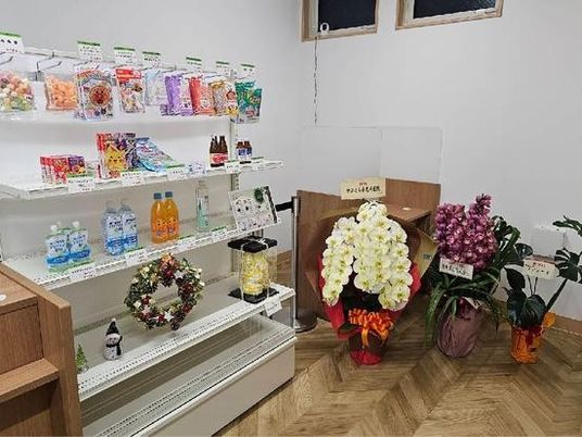 売店の棚と花壇コーナー  