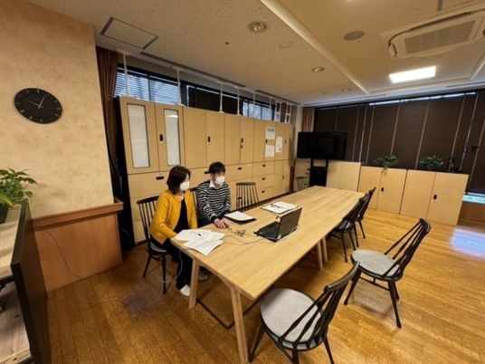 打ち合わせ中の会議室  