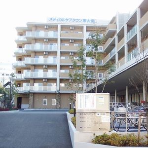 自転車置場のある建物外観