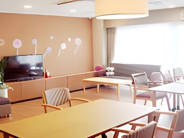 自然光が入るリビング リビング 広々としたリビングで、自然光が差し込み明るい雰囲気の中、ゆったりと過ごせます。
