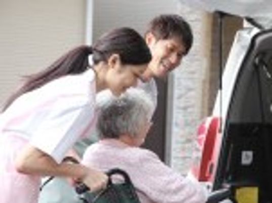 優しい介助の様子