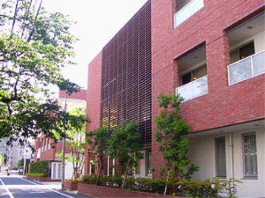 赤レンガのモダンな建物
