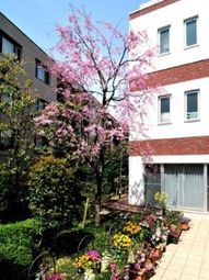 桜木と花壇のある外観