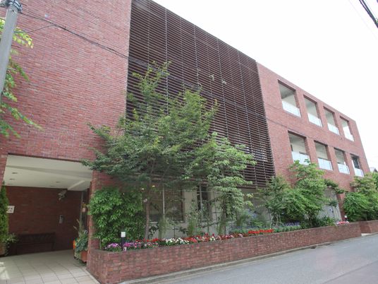 緑あふれる建物外観