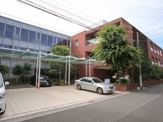 緑豊かな建物の外観
