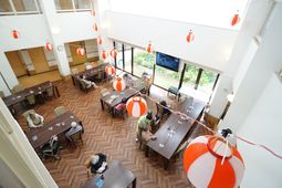 天井が高い明るいダイニング