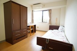 居室のベッドと家具