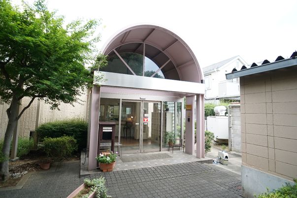 施設のエントランス外観