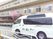送迎車と建物の外観  