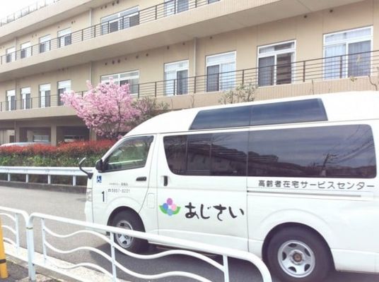 送迎車と建物の外観  