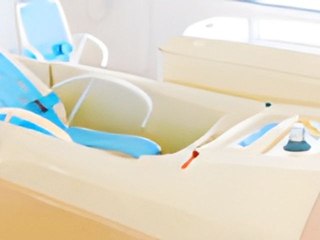 ゆったり浴槽のある浴室 浴室 清潔感があり、リラックスできる浴室です。手すり付きで安全に配慮されています。
