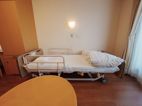 ベッドとテーブルの部屋