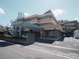 明るい施設の外観