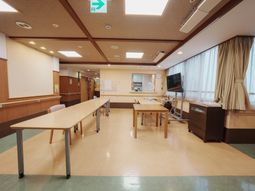 テーブルが並ぶ明るい部屋