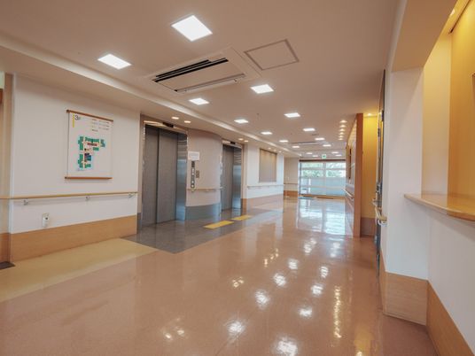 エレベーターのある長い廊下