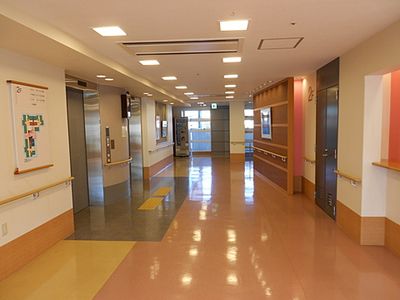広々とした明るい廊下