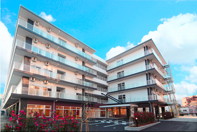 広い建物の外観