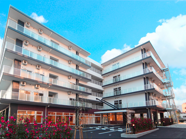 広い建物の外観 外観 広々とした建物が印象的です。複数階に分かれており、快適に過ごせる環境が整っています。