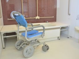 浴槽と介助椅子の浴室