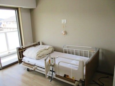 明るい居室のベッド