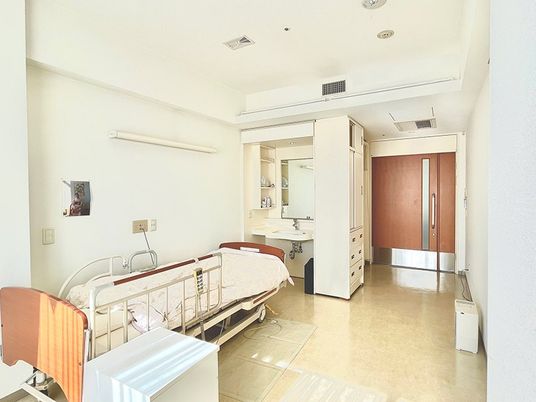 明るい居室のベッド  