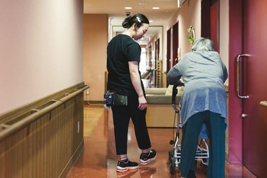 廊下を歩く利用者とスタッフ