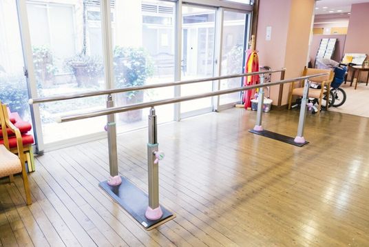 明るい廊下の機能訓練室