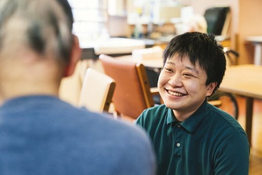 笑顔で対話するスタッフ