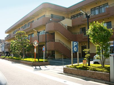 緑豊かな建物外観