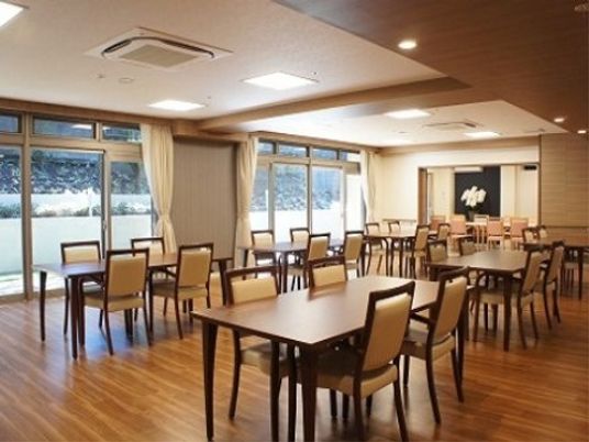 明るく広々とした食堂