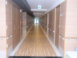 明るく清潔な廊下
