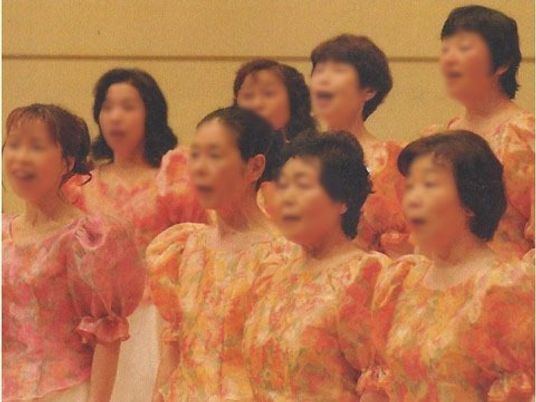 合唱する人々の様子