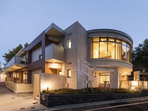 スタイリッシュな施設の外観