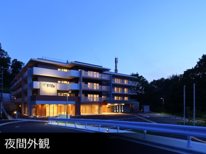 夜間の外観