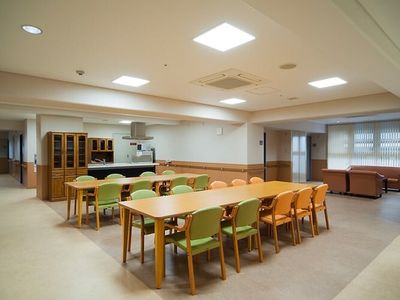 広々した明るい食堂
