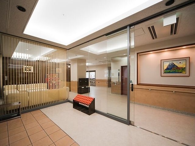 明るい共有エリア ２Fエントランス 広々とした清潔感溢れるロビーです。窓からの自然光が心地よく、快適な待合スペースを提供しています。
