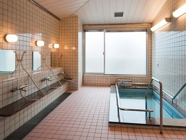 清潔感のある広々浴室 浴室 ゆったりとした空間の浴室では、清潔さと機能性を兼ね備えており、快適にご利用いただけます。窓からの光が心地よい雰囲気を演出しています。
