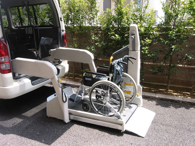車いすリフト付き送迎車  