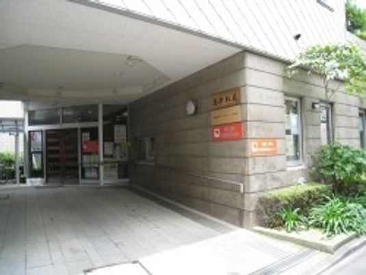 建物前のエントランス  