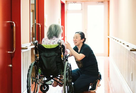 笑顔のスタッフと利用者 廊下