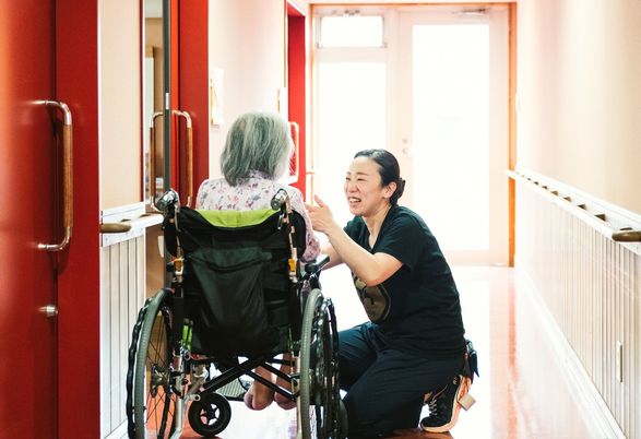 笑顔のスタッフと利用者 廊下