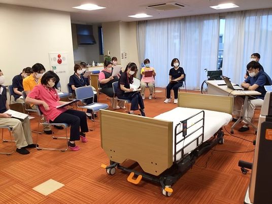 多目的室で研修する様子