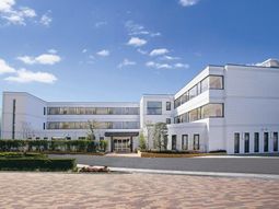 白い壁のモダンな建物